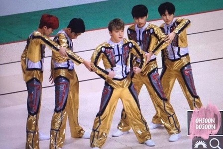 辣眼睛!韩男团穿金色紧身衣跳有氧体操